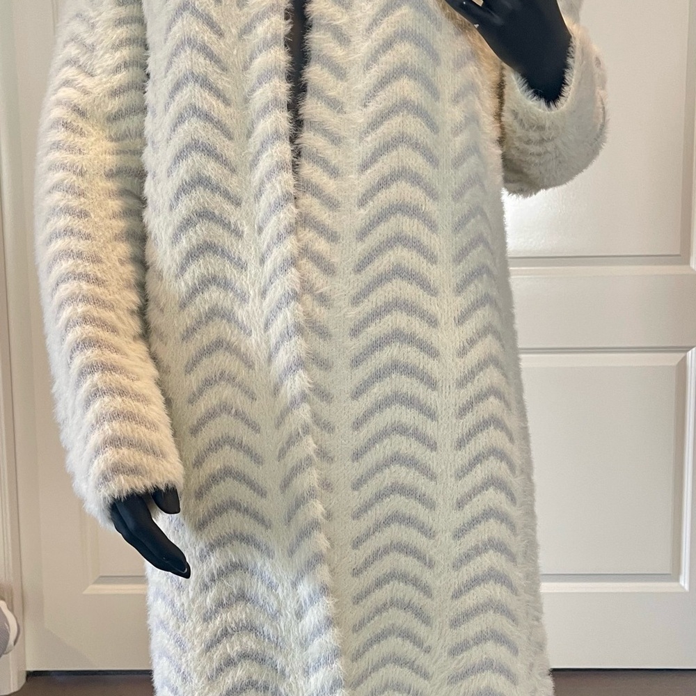 Solitaire Cream and Gray Textured Knit